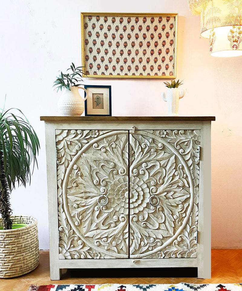 Due Carved Side Board / Console